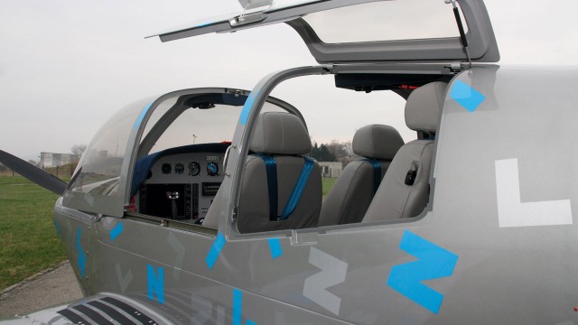 FOTOGRAFIE ZLIN Z 143 LSi GENIUS